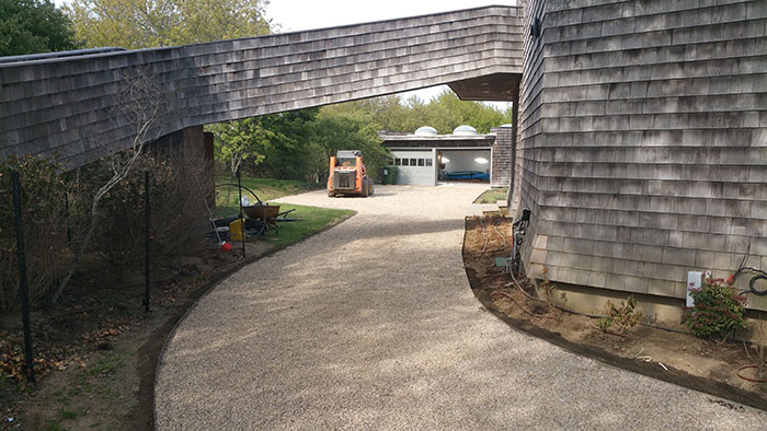 Hamptons Pebble Driveway with Steel Edging